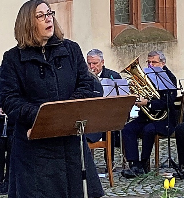 Pfarrerin Christina Gnther-Fiedler hi... Der Musikverein begleitete die Lieder  | Foto: Andreas Musolt