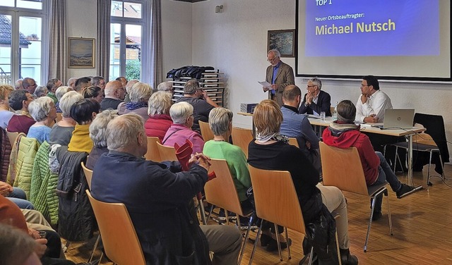 Die gut besuchte Brgerversammlung in ...beauftragten Michael Nutsch (stehend).  | Foto: Privat