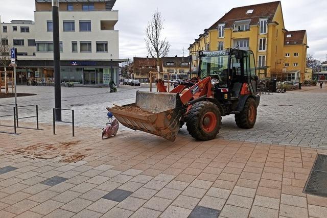 Nach Bauverzgerung: Neuer Platz in Denzlinger Ortsmitte ist fertig