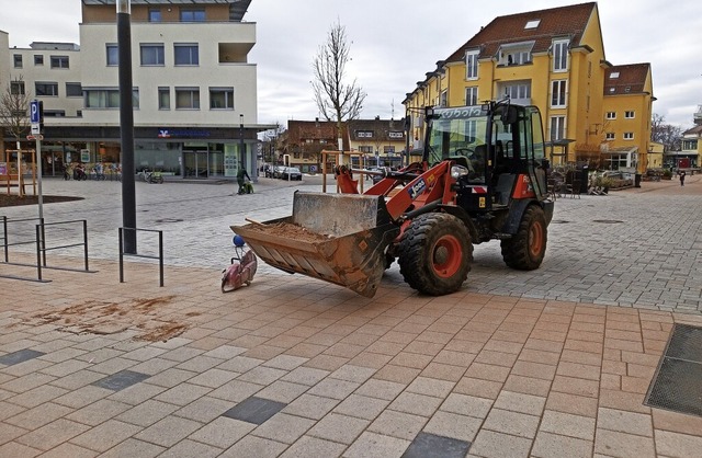 Die letzten Arbeiten in der Ortsmitte ... den Platz und ldt Interessierte ein.  | Foto: Joachim Mller-Bremberger