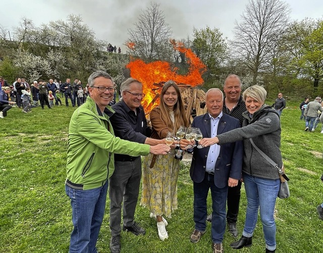 Osterfeuer am Tuniberg mit  Weinprinze...(rechts) von  Naturgarten Kaiserstuhl.  | Foto: Mario Schneberg