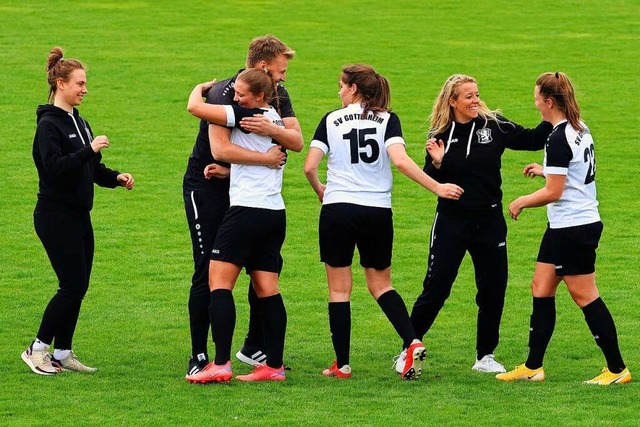 Jubel bei den Fuballerinnen des SV Go...wettbewerbs gegen Alemannia Zhringen.  | Foto: Fritz Zimmermann