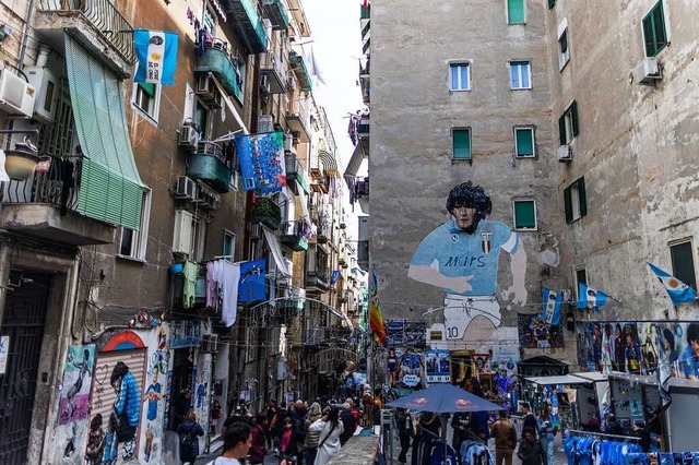 Maradona-Wandgemlde im Quartieri Spag...er Treffpunkt fr Fans des SSC Neapel.  | Foto: Oliver Weiken (dpa)