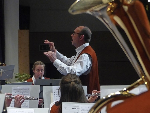 Mark Sven Heidt gab sein Debt als Dirigent.   | Foto: Frank Leonhardt