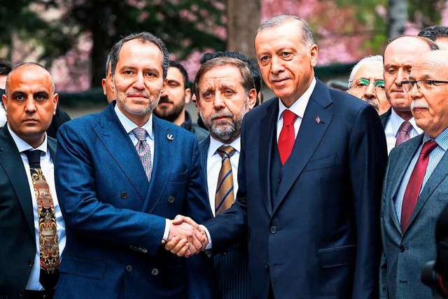 Erdogan mit dem Chef der YRP, Fatih Erbakan (2. v. links)  | Foto: ADEM ALTAN (AFP)