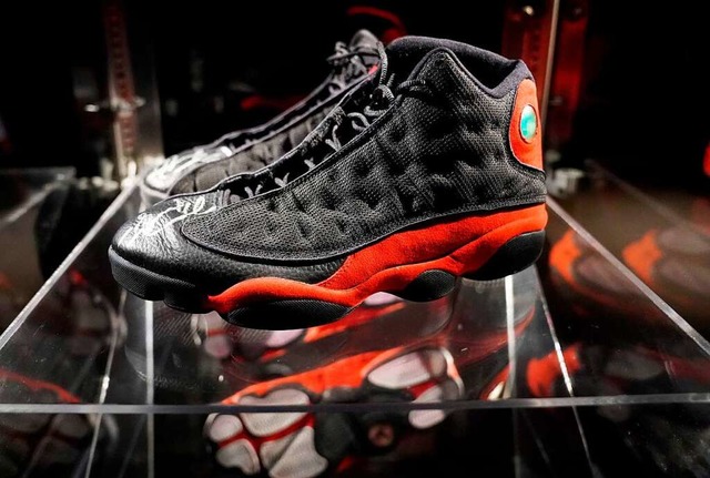 Gebraucht, aber noch gut in Schuss: Michael Jordans Basketballschuhe von 1998.  | Foto: TIMOTHY A. CLARY (AFP)