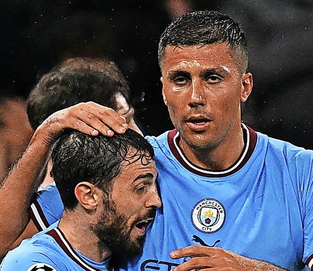 Manchester Citys 2:0-Torschtze Bernar...  freut sich mit 1:0-Torschtze Rodri.  | Foto: PAUL ELLIS (AFP)