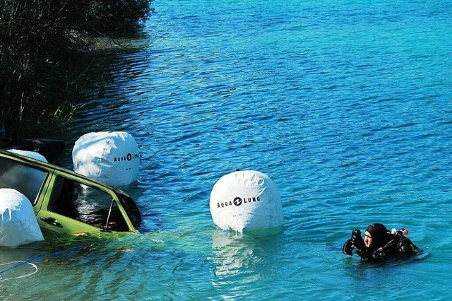 Taucher des THW-Ortsverbands Emmending...ll: Sie bergen ein Auto aus einem See.  | Foto: THW