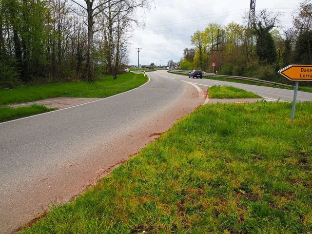 Der bergang vom Radweg entlang der B3...allel zur L137 ist nicht ungefhrlich.  | Foto: Herbert Frey