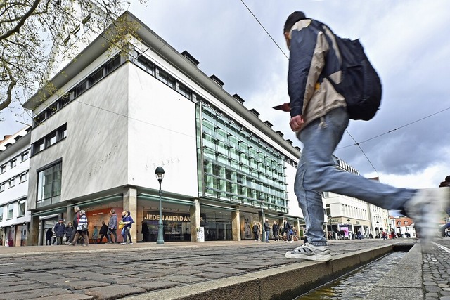 Leerstand in bester Lage: Am Modehaus ...ten Schriftzge schon lngst entfernt.  | Foto: Michael Bamberger