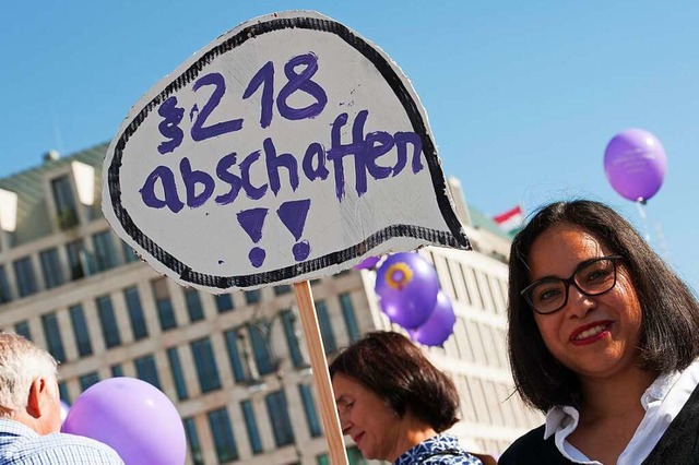 Der Paragraf 218 steht seit Langem in ... Demonstration in Berlin im Jahr 2015.  | Foto: Paul Zinken