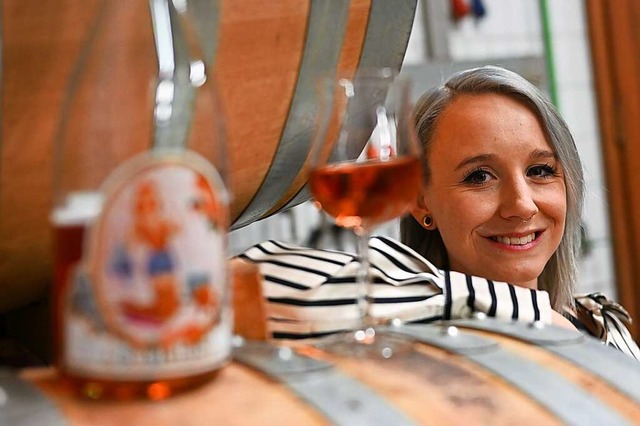 Winzerin Shanna Reis lehnt im Weinkell...untersttzt von Eltern und Groeltern.  | Foto: Arne Dedert (dpa)