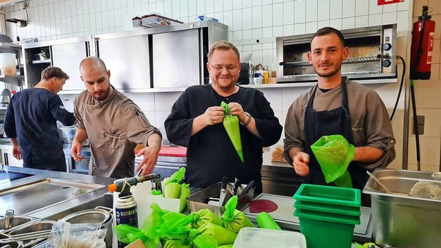 Nicolai P. Wiedmer (Mitte) stellt mit ...m Team ein  Spargel-Oliven-Ragout her.  | Foto: Gerald Nill