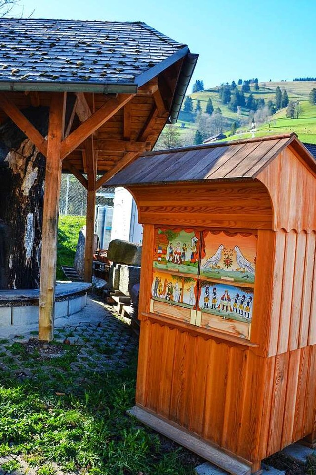 Das slowenisches Bienenhaus neben dem Stamm der 700-jhrigen Linde  | Foto: Gabriele Hennicke