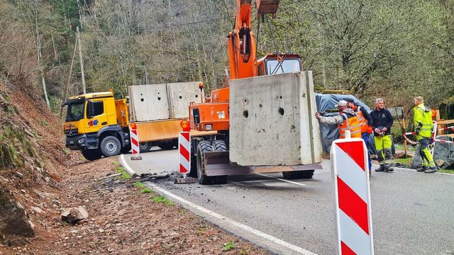 Die Felssicherungsarbeiten an der L139 bei Langensee laufen seit Mrz.  | Foto: Gerald Nill