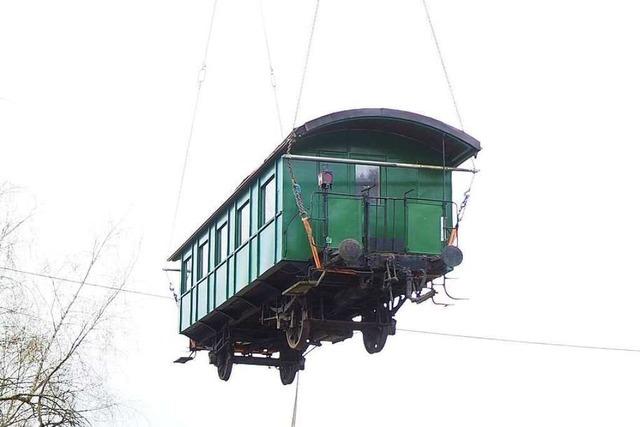 Wie eine Waggon-Gaststube an der Kandertalbahn zurck aufs Gleis kehrt