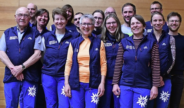 Das Vorstands- und Beiratsteam des Alp...itzende Heike Rose (Vierte von links).  | Foto: DAV Lrrach
