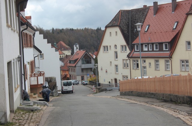 Dicht bebaut und dazu in Hanglage: Die...t seit Jahrzehnten auf ihre Sanierung.  | Foto: Christa Maier