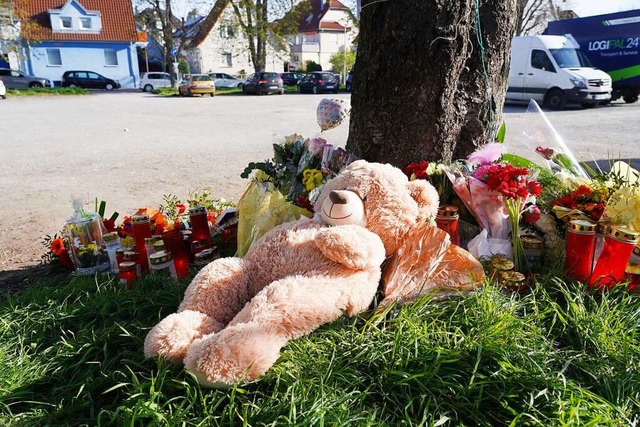 Ein Stoff-Teddy, Blumen und Kerzen ste...ltriger durch Schsse schwer verletzt.  | Foto: Andreas Rosar (dpa)