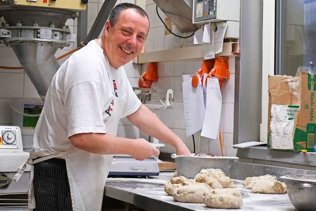 Bäckermeister Marko Wier portioniert den Teig.  | Foto: Sophia Kaiser