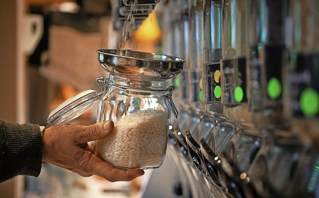 Ob Reis oder Nudeln  &#8211; der Einkauf mit eigenen Gefen spart Plastikmll.  | Foto: Sina Schuldt (dpa)