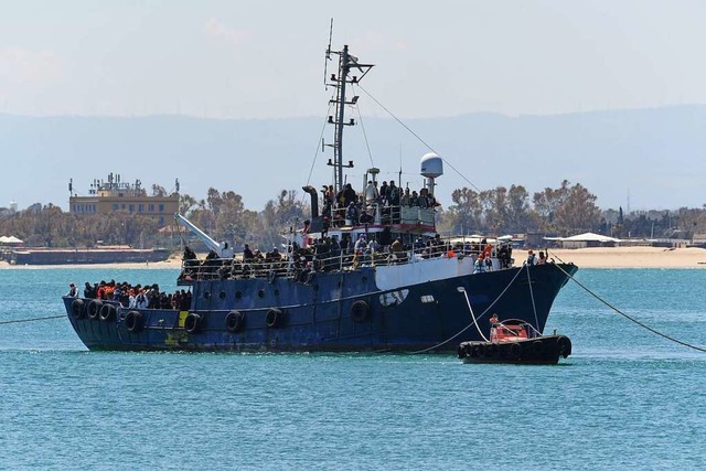 Ein Schiff wird am Mittwoch in den Haf...rationszahlen den Notstand ausgerufen.  | Foto: Salvatore Cavalli (dpa)