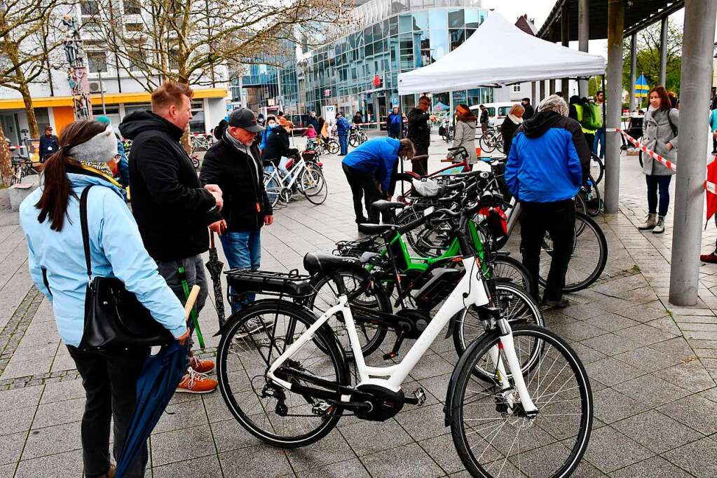 bei der rheinfelder ist fahrradbörse gibt es räder in allen farben und