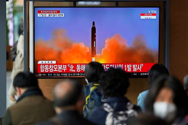 Seoul: Auf einem Fernsehbildschirm wir... Raketenstart in Nordkoreas berichtet.  | Foto: Lee Jin-man (dpa)