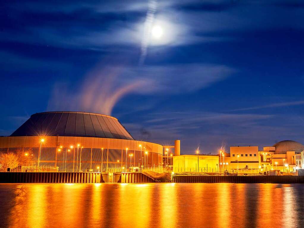 Der Mond leuchtet zur blauen Stunde ber dem Kernkraftwerk Neckarwestheim. Laut Atomgesetz soll die endgltige Abschaltung des Kraftwerkes am 15. April 2023 erfolgen.