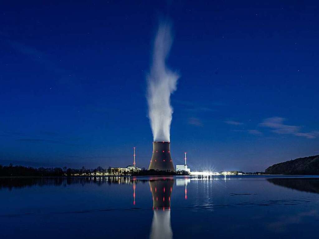 Wasserdampf steigt aus dem Khlturm des Kernkraftwerks Isar 2 in Essenbach bei Landshut in Niederbayern. Es ist eines der drei Kernkraftwerke, die in Deutschland noch bis zum 15. April 2023 in Betrieb sind.