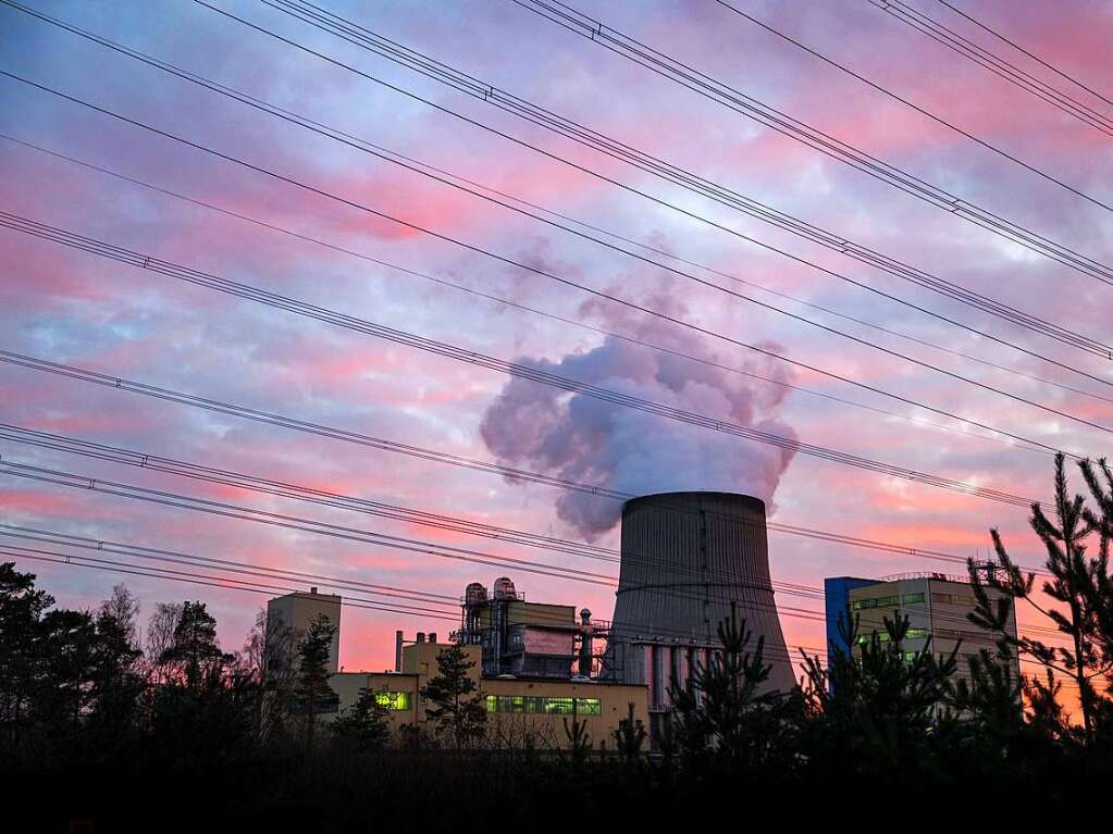 Das Kernkraftwerk Emsland in Lingen (Niedersachsen) wurde 1988 in Betrieb genommen. Nach Angaben von RWE produziert es jhrlich rund elf Milliarden Kilowattstunden Strom und zhlt damit weltweit zu den leistungsstrksten Kraftwerken.