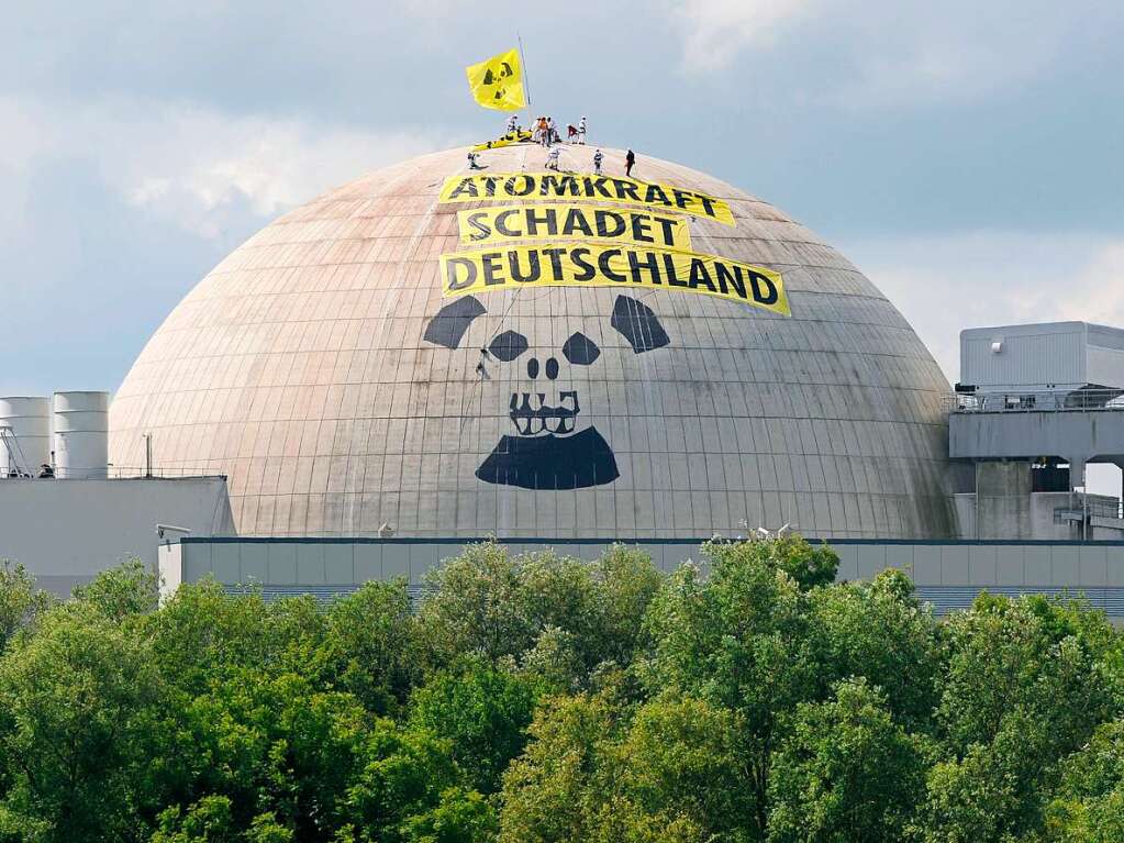 Auf dem Atomkraftwerk Unterweser im niederschsischen Nordenham haben  2009 mehrere Greenpeace-Aktivisten groe Plakate gegen Atomkraft befestigt. Von 1978 bis 2011 war das Kernkraftwerk in Betrieb.