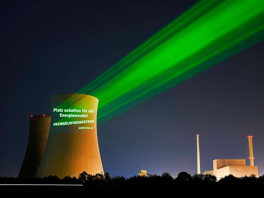 Aktivisten projizierten im Mai 2020 einen Lichtstrahl mit dem Schriftzug "Platz schaffen fr die Energiewende! #keingeldfuergestern" auf das Atomkraftwerk Philippsburg in Baden-Wrttemberg. Wenige Tage spter wurden die Khlturme gesprengt.