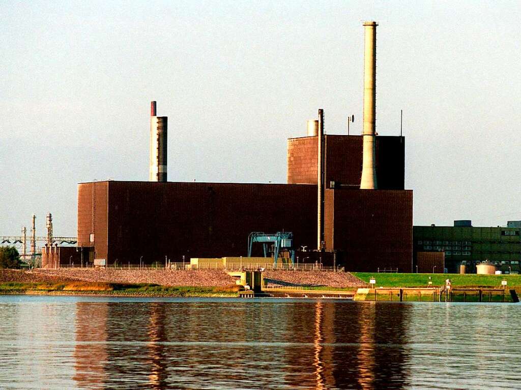 Blick ber die Elbe auf das Kernkraftwerk in Brunsbttel (Archivbild von 1997). Das Kernkraftwerk gilt als eines der stranflligsten in Deutschland. Seit 2007 war es dauerhaft heruntergefahren, 2011 wurde die endgltige Stilllegung beschlossen.