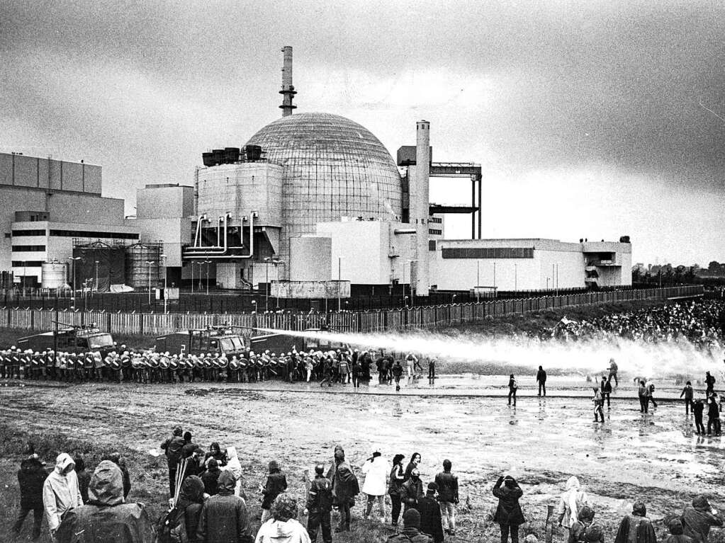 Februar 1981: Gegen die Inbetriebnahme des Atomkraftwerks Brokdorf in Schleswig-Holstein wurde demonstriert. Die Polizei setzte Wasserwerfer gegen Demonstranten ein. Das Kraftwerk war bis 2021 in betrieb.