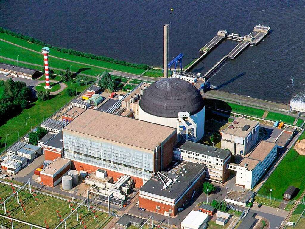 Die Luftaufnahme zeigt das Atomkraftwerk Stade an der Elbe in Niedersachsen (undatiertes Archivbild). Das kleinste und lteste Kernkraftwerk im Kraftwerkspark der E.ON wurde 2003 endgltig vom Netz genommen.