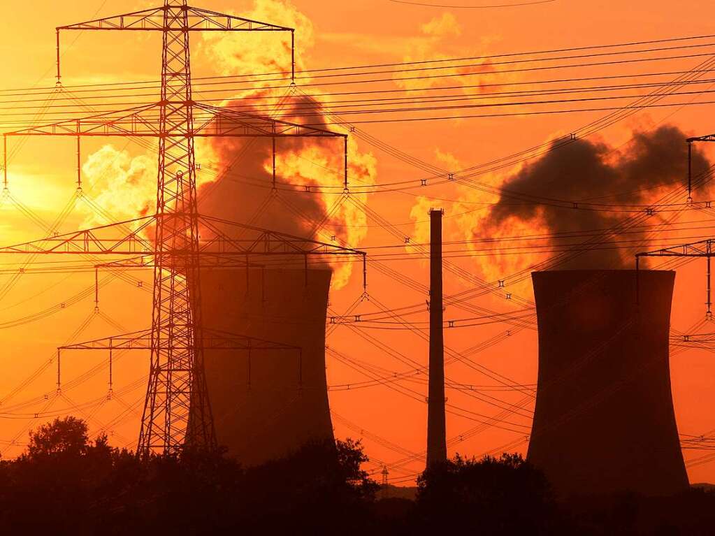 Blick nach Sonnenuntergang im August 2009 auf die Khltrme des Atomkraftwerks Grafenrheinfeld in Unterfranken. Von 1982 bis 2015 war das Kraftwerk in Betrieb.