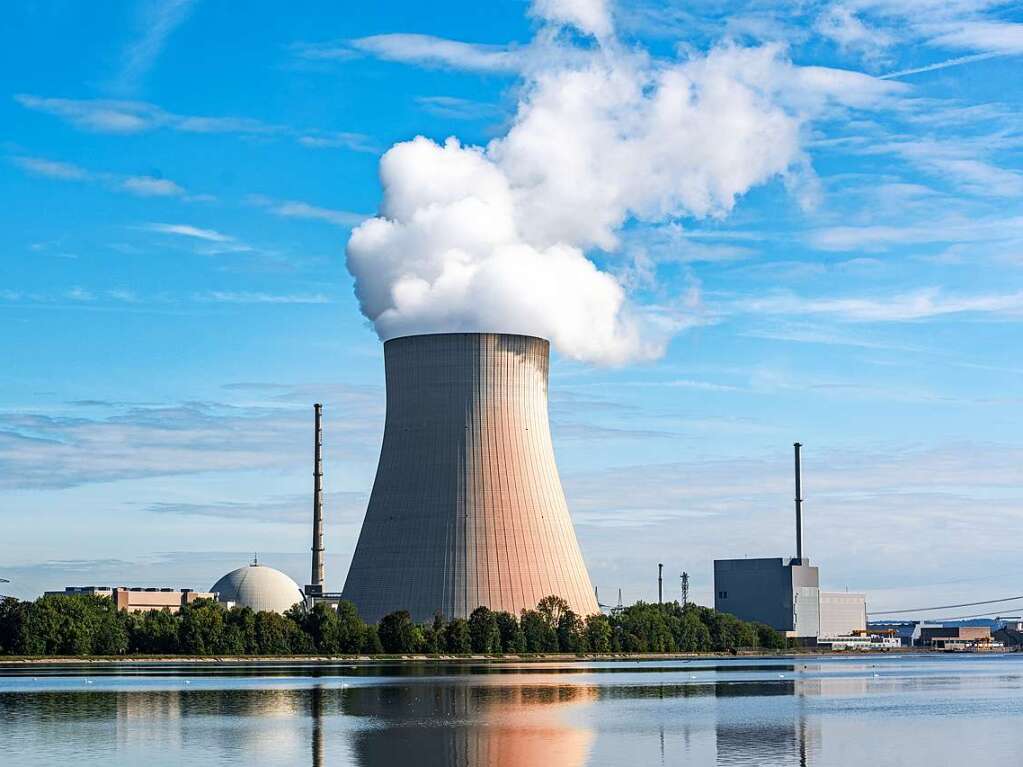 Das Atomkraftwerk Isar 1 (rechts) ist bereits 2011 abgeschaltet, whrend Isar 2 (Mitte) erst am 15. April 2023 vom Netz gehen soll.