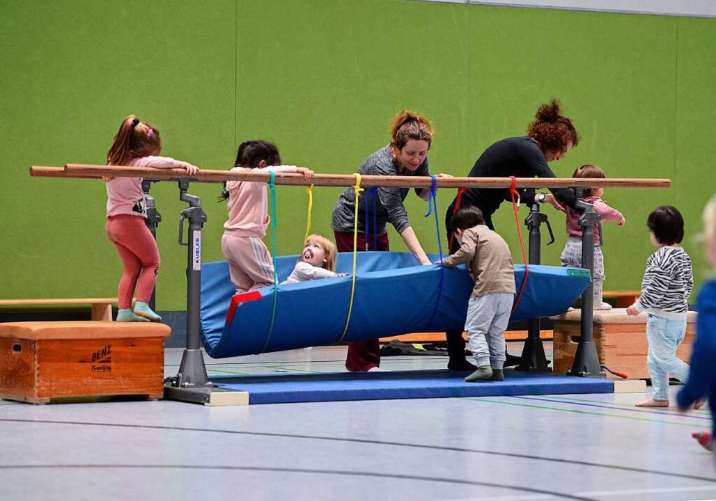 Das Eltern-Kind-Turnen der Sportgemein...le der Albert-Schweizer-Schulen statt.  | Foto: Ingo Schneider