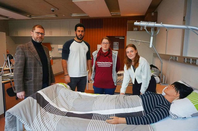Am Bett eines Patientensimulators steh...chried  und Naomi Meyer aus Jestetten.  | Foto: Ursula Freudig