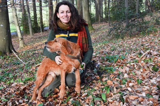 Katrin Ernst ist fast jeden Tag mit ihrem Hund Noel im Wald unterwegs.  | Foto: Andrea Steinhart