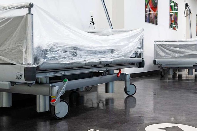 Patientenbetten im Flur eines Krankenhauses  | Foto: Stefan Puchner