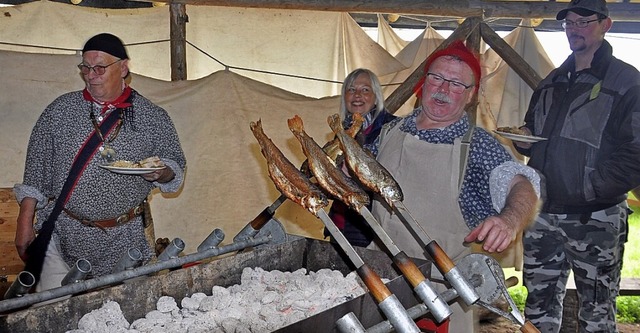 Steckerlfische gab es beim Osterlager.  | Foto: Dieter Fleig