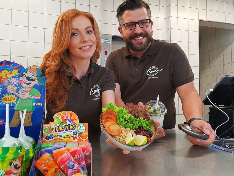 Katja und Bora Cengiz arbeiten mit Piepsern, um Schlangen zu vermeiden.  | Foto: Sidney-Marie Schiefer