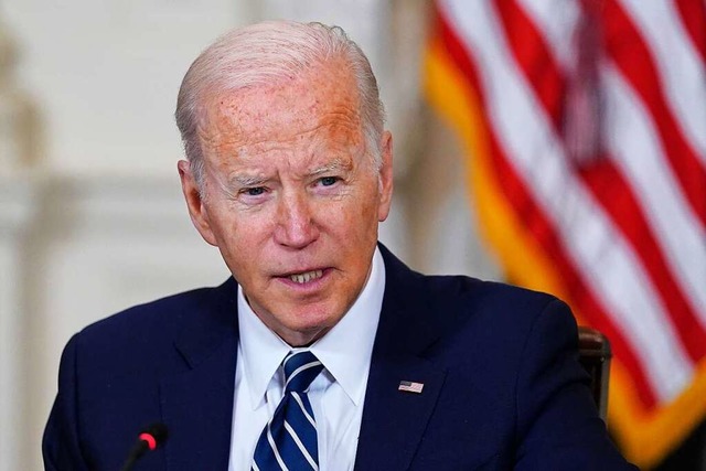US-Prsident Joe Biden sieht die Ermit...m Urheber des Datenlecks auf der Spur.  | Foto: Susan Walsh (dpa)