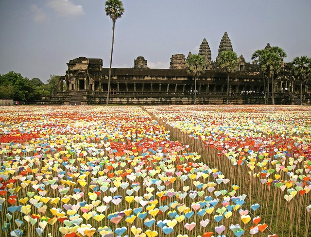 Kleine Herzen in allen Regenbogenfarbe... Tempelanlage aus dem Khmer-Knigreich  | Foto: Uncredited (dpa)