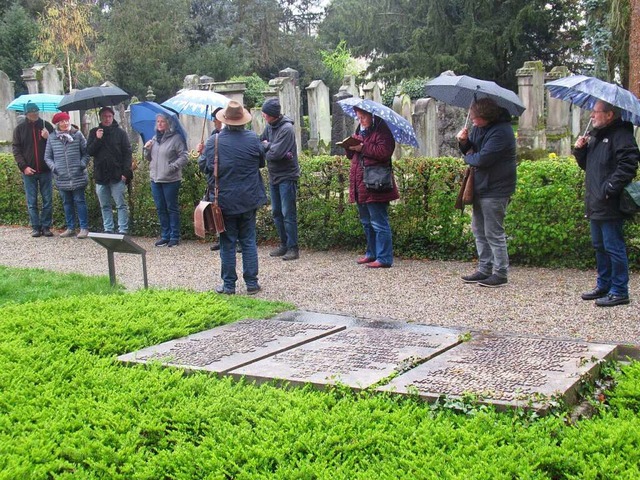 Versammlung an der Gedenksttte fr 41... KZ-Hftlinge auf dem Waldbachfriedhof  | Foto: T. Kerkovius
