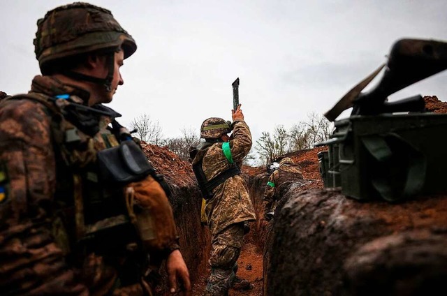 Ukrainische Soldaten beobachten die Front irgendwo bei Bachmut  | Foto: ANATOLII STEPANOV (AFP)