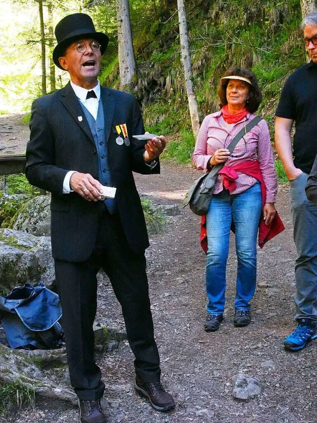 Als Schultes von Steig fhrt Rolf Brei...hrt er Geologie des Schwarzwalds vor.  | Foto: privat
