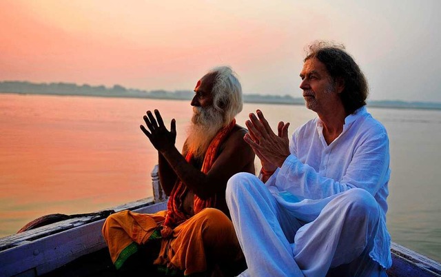 Der Seele des Landes auf der Spur: Wal...dem heiligen Fluss Ganges in Varanasi.  | Foto: Walter Lindner